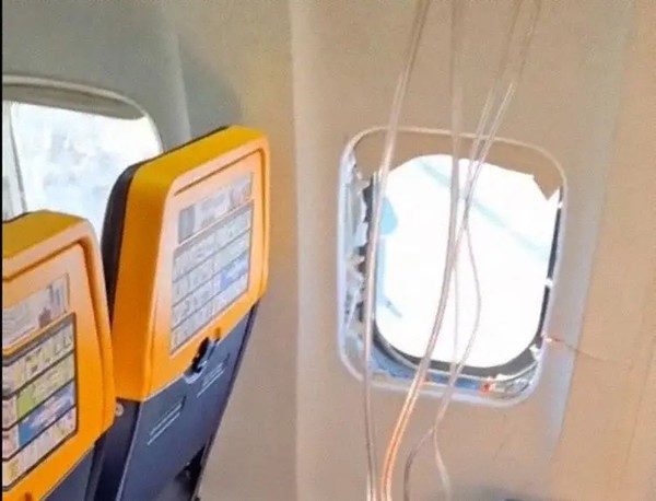 波音737万米高空突发舷窗爆裂！男子头部瞬间被吸出机外，妻子与乘客上演5分钟生死营救