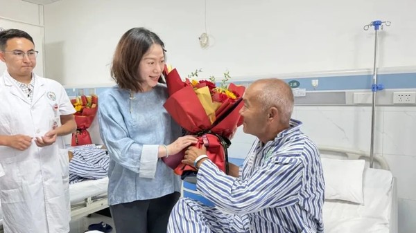 翁帆赴新疆喀什慰问退役老兵:三年坚守光明公益,用温暖行动致敬边疆奉献者 翁帆赴新疆喀什慰问退役老兵:三年坚守光明公益,用温暖行动致敬边疆奉献者