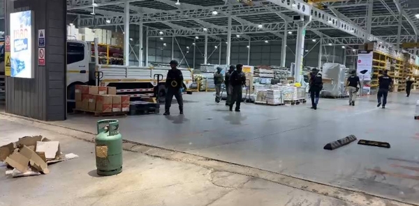 泰国北大年府商场遭蒙面武装突袭：三次爆炸制造恐慌，巨型煤气罐炸弹被拆弹机器人化解