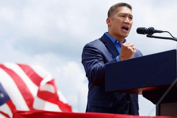 从“西贡最后一班飞机”到五角大楼核心:起底特朗普提名的海军部长高雄 从“西贡最后一班飞机”到五角大楼核心:起底特朗普提名的海军部长高雄