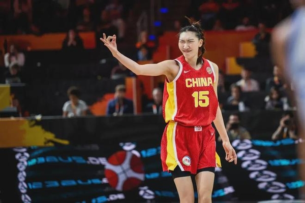 韩旭扛起中国女篮内线旗帜：71比51击退意大利，走出去的答案写在世界杯赛场