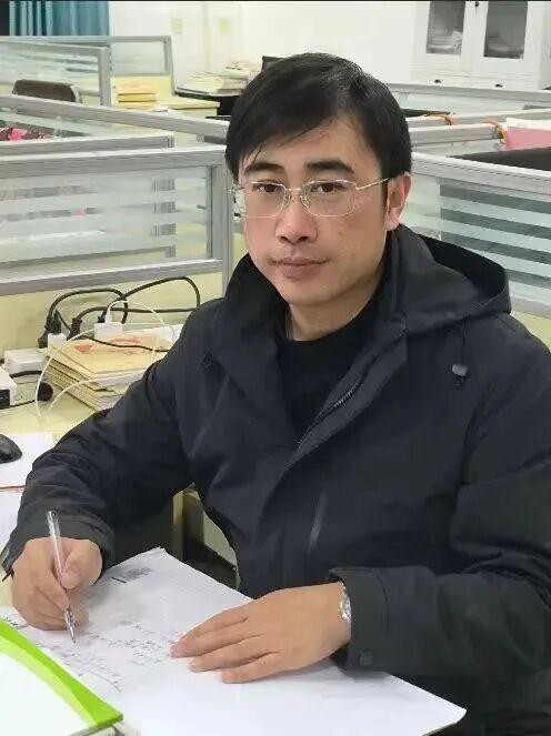 41岁高三班主任家访前突发心梗离世：一条朋友圈唤回200余名学生，最后一课成为永别